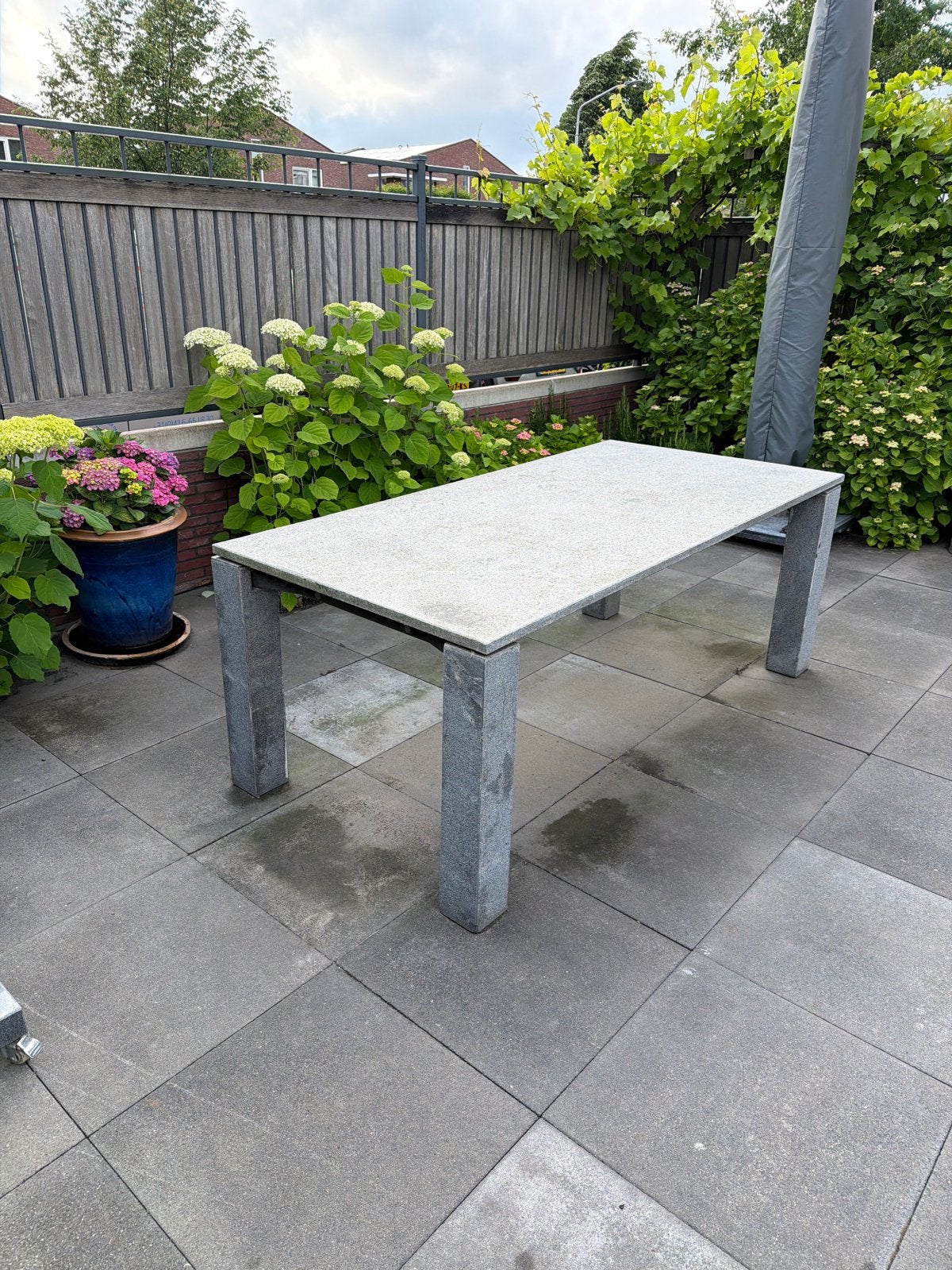 Robuuste granieten tuintafel - Gebruikt, Ophalen of Verzenden, Gebruikt, Rechthoekig, Overige materialen