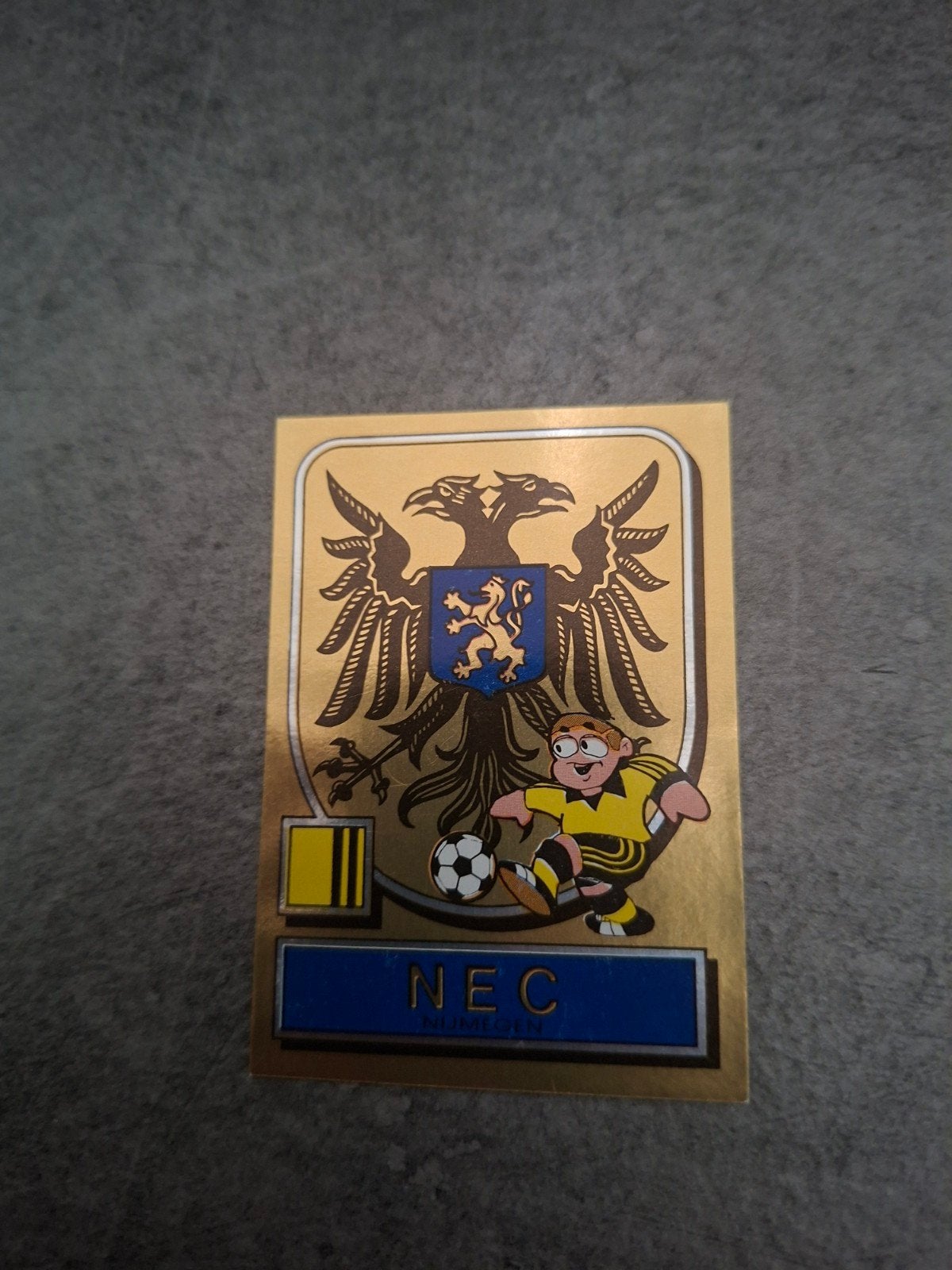 Panini sticker Voetbal 82. Embleem NEC Nijmegen., Ophalen of Verzenden, Zo goed als nieuw, Sticker