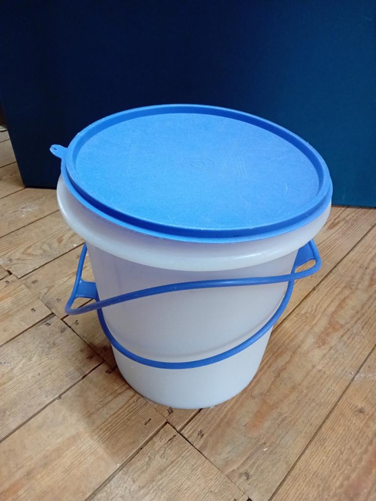 Witte emmer met blauw deksel en handgreep, Ophalen, Gebruikt