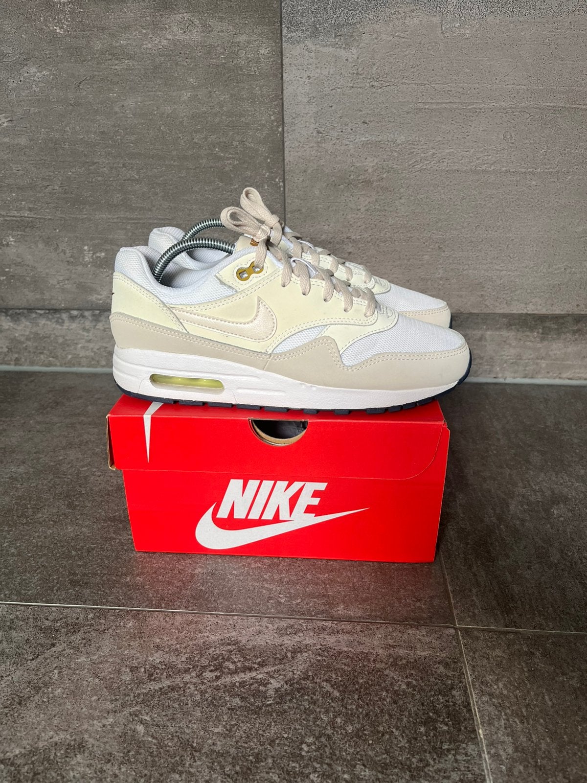 Nike Air Max 1 Bronzine | Maat 38.5, Ophalen of Verzenden, Zo goed als nieuw, Beige, Sneakers of Gympen
