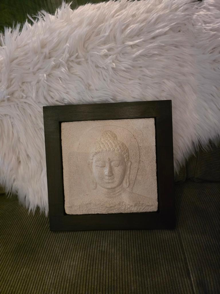 Stenen boeddha buddha in houten lijst, Ophalen of Verzenden, Nieuw, Hout