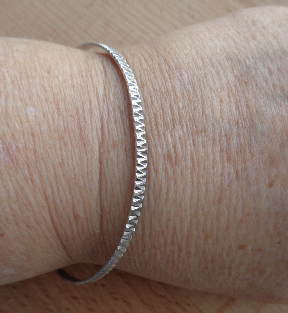 zilveren bewerkte dunne slavenarmband [309], Sieraden, Tassen en Uiterlijk, Verzenden, Zo goed als nieuw, Zilver, Zilver