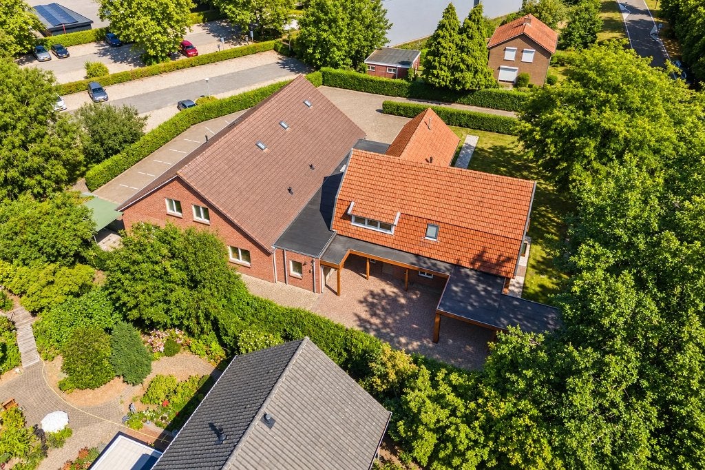 3x woningen met bedrijfs/kantoren/praktijk/verhuur ruimtes, 2000 m², Koop, Woon- Werkruimte