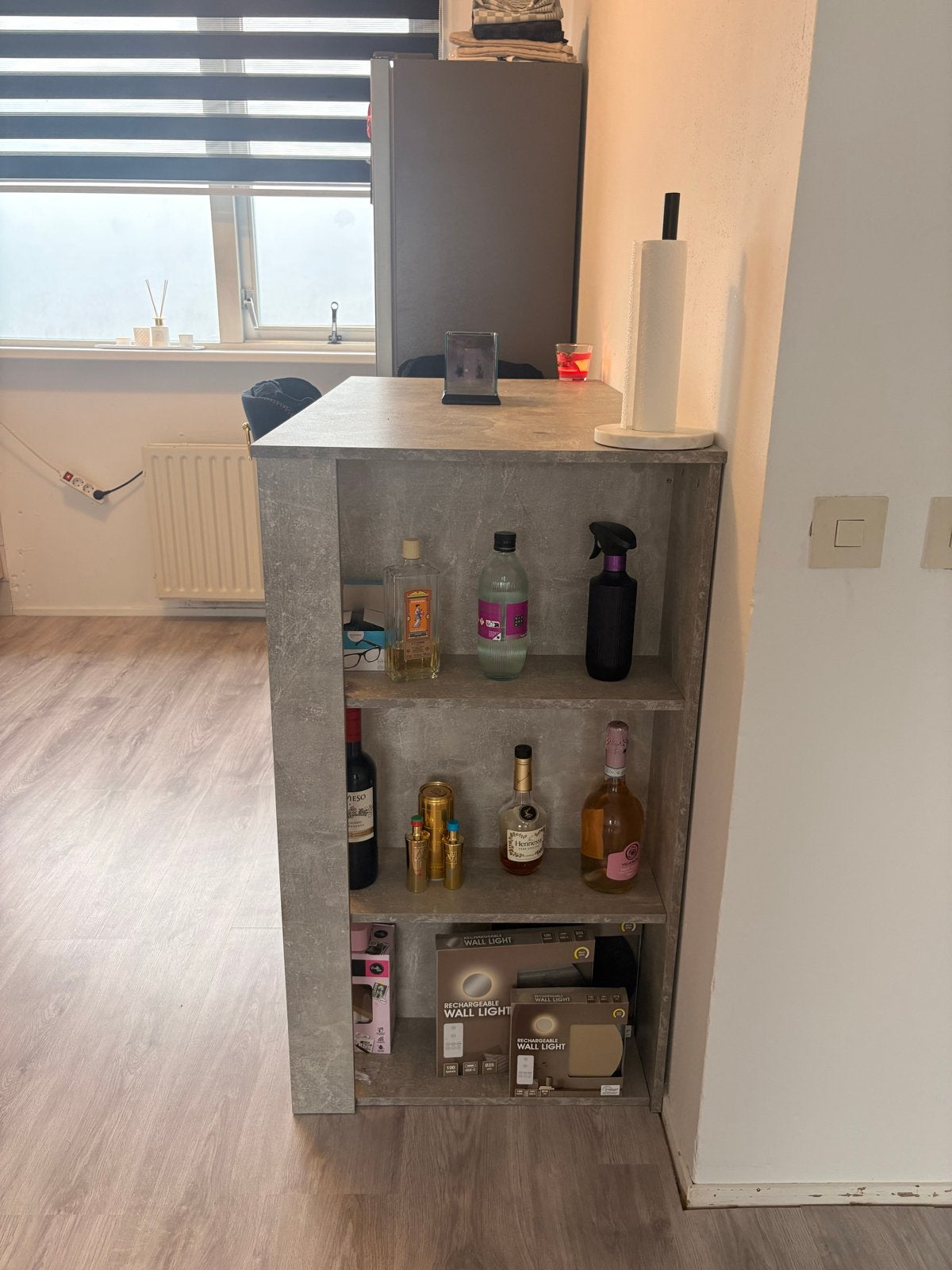 Luxe bar met 2 velvet barkrukken – betonlook/goud, Ophalen, In hoogte verstelbaar, Zo goed als nieuw, 90 cm of meer
