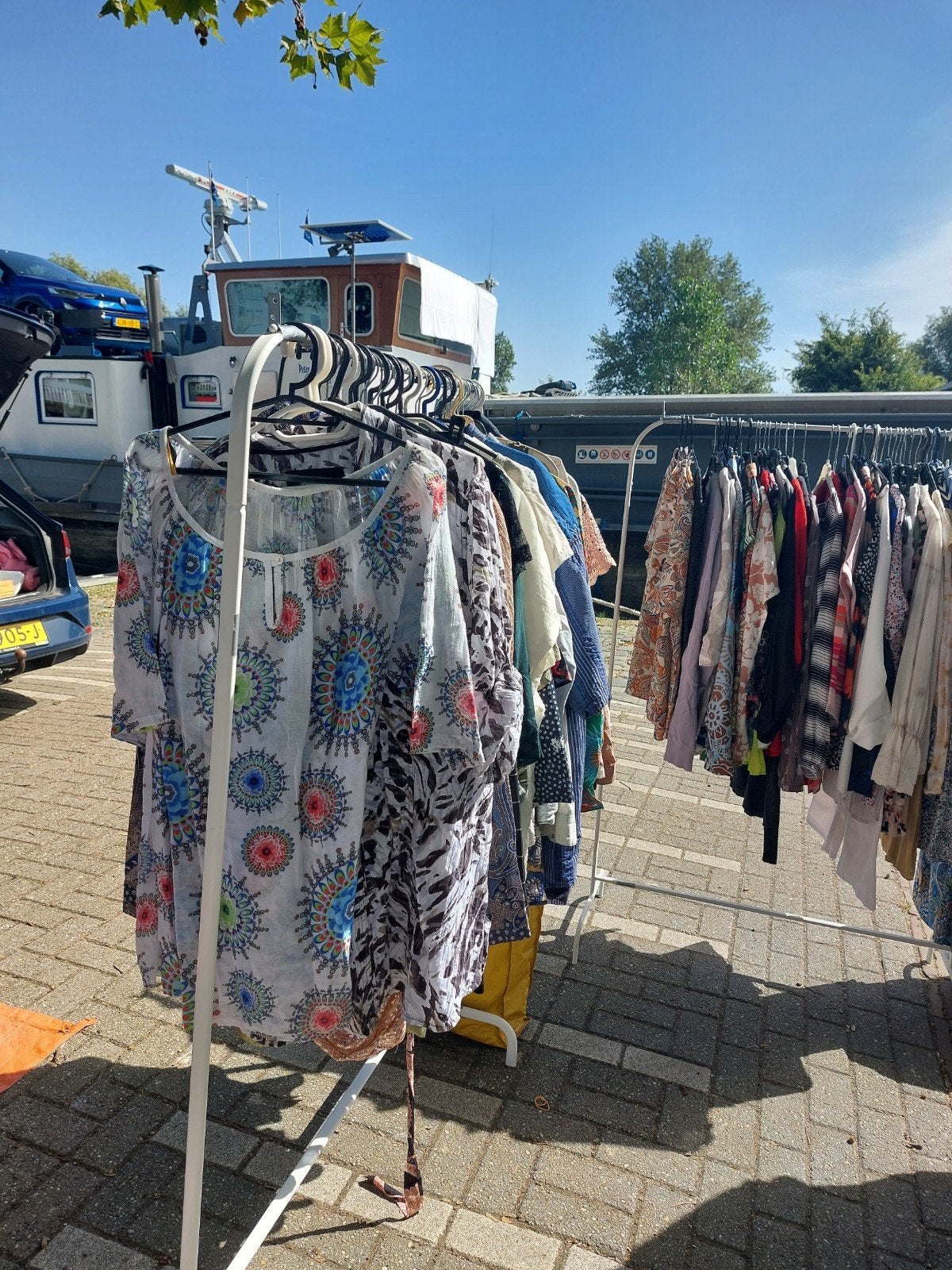 Grote partij kleding en kledingrekken - alles in één koop, Ophalen, Zo goed als nieuw