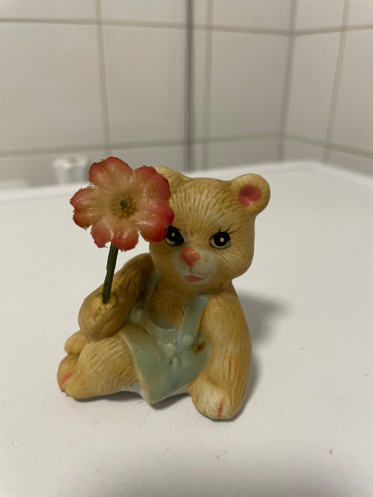 Beeldje van een beer met een bloem, Ophalen of Verzenden, Zo goed als nieuw, Dier