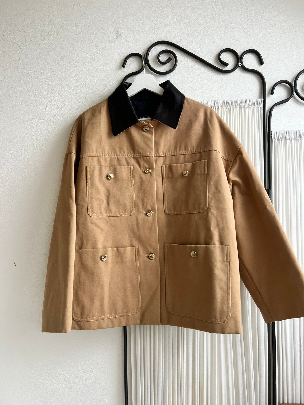Maje jas met leren kraag - Nieuw met kaartjes, Kleding | Dames, Ophalen of Verzenden, Nieuw, Maat 42/44 (L), Beige