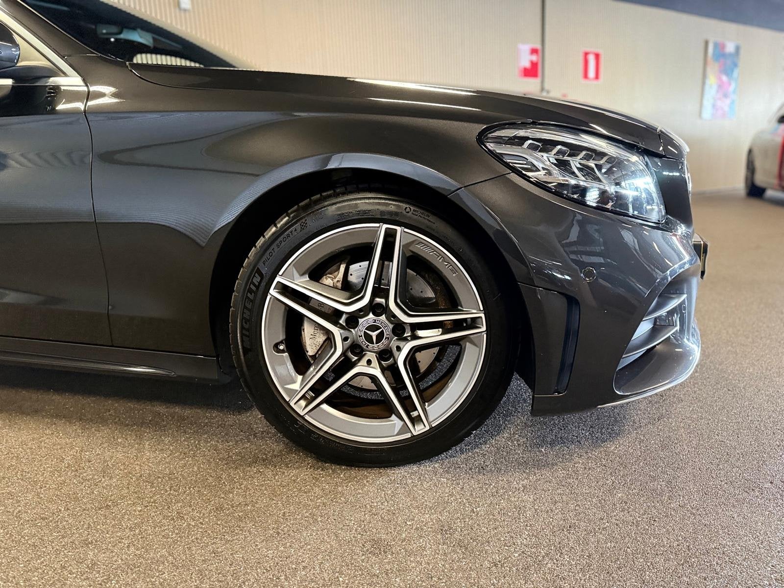 Mercedes-Benz C-Klasse 180 AMG STYLING-CAMERA-DIGI DASH-APPL, Auto's, Origineel Nederlands, 710 kg, 16 km/l, Leder en Alcantara