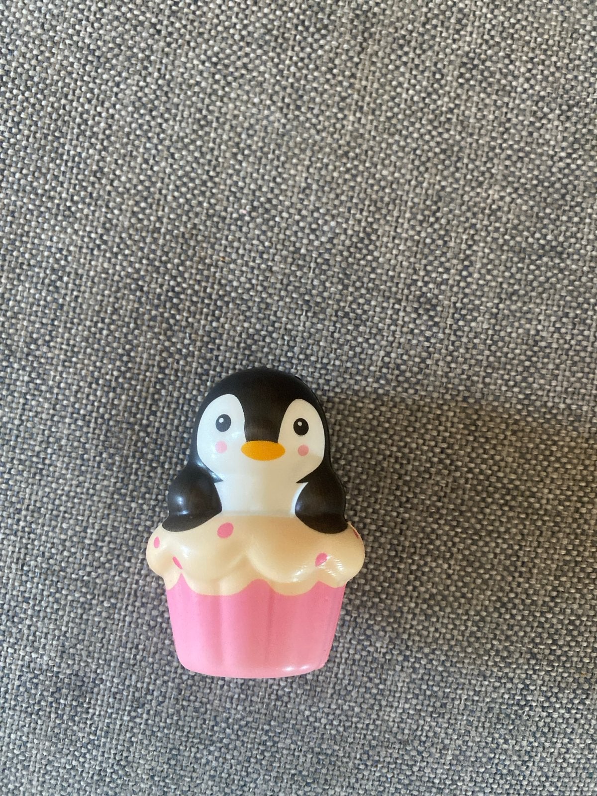 Squishy pinguïn slow rising in cupcake, Ophalen of Verzenden, Zo goed als nieuw, Jongen of Meisje