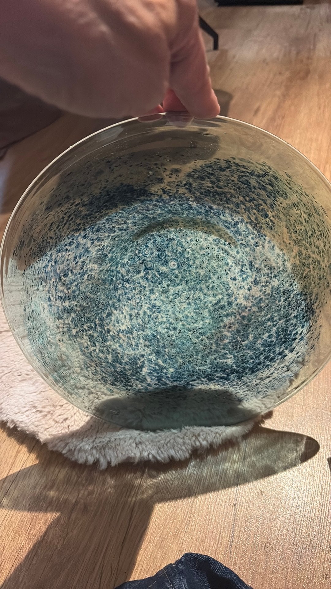 Kosta Boda 'Meteor' Schaal – Design Bertil Vallien (26 cm), Huis en Inrichting, Ophalen of Verzenden, Zo goed als nieuw, Rond