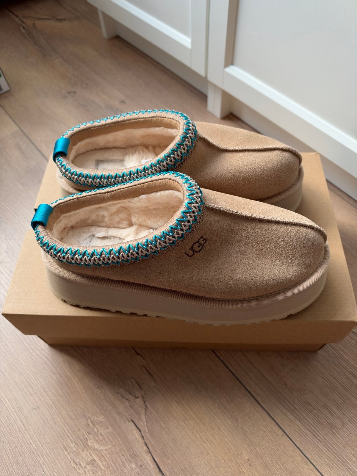 UGG Tazz, Beige, Nieuw, Ophalen of Verzenden, Pantoffels of Sloffen