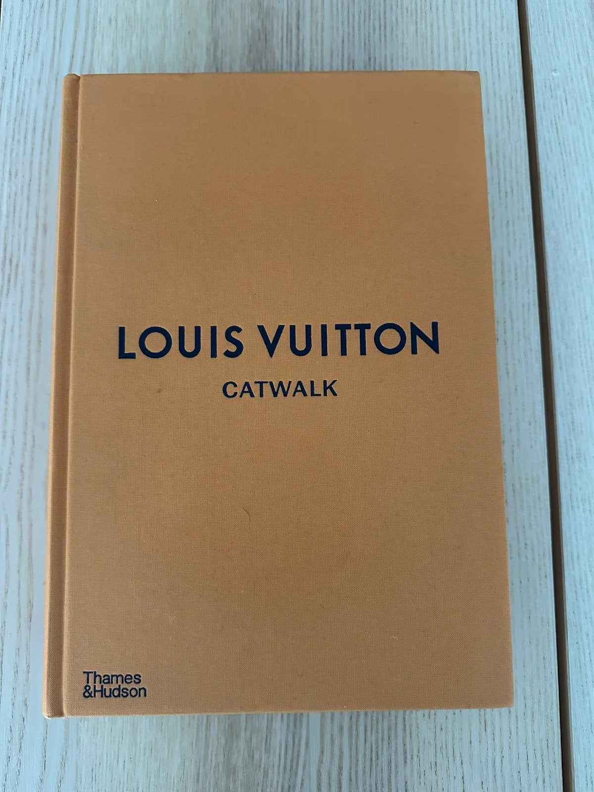 Louis Vuitton Catwalk Tafelboek - Zo goed als nieuw, Boeken, Ophalen, Zo goed als nieuw