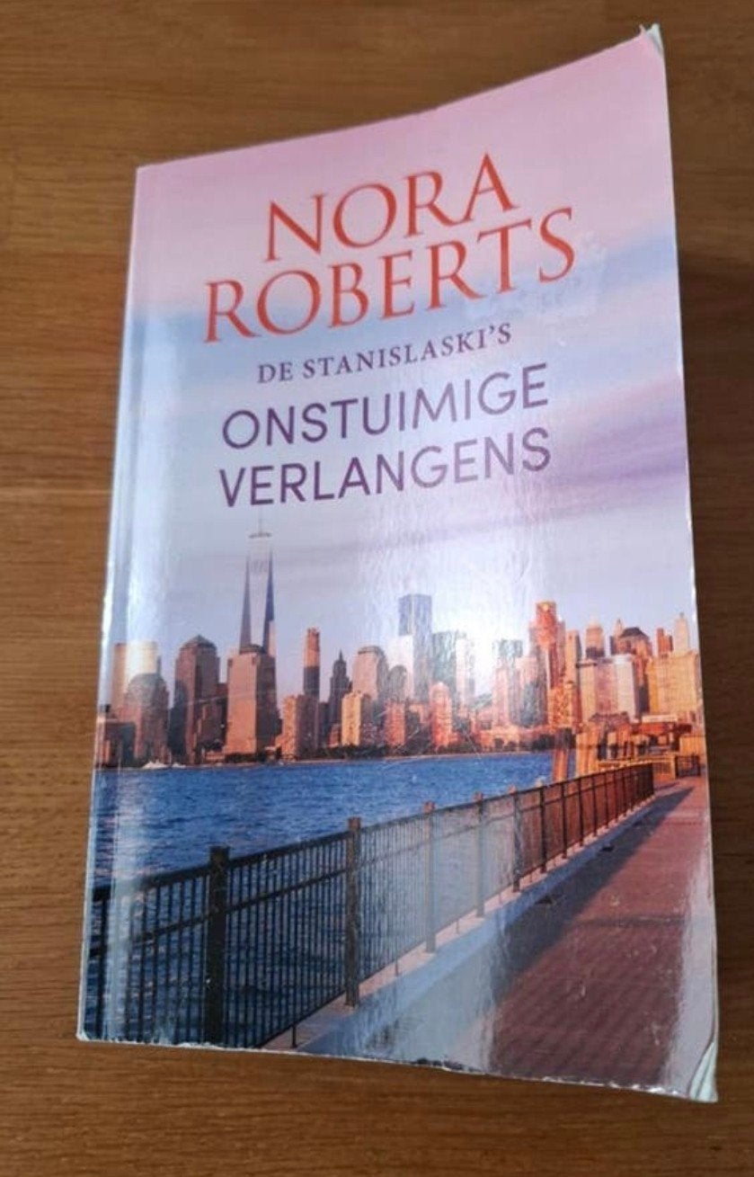 Nora Roberts - De Stanislaski's Onstuimige Verlangens, Ophalen of Verzenden, Zo goed als nieuw, Nederland, Nora Roberts