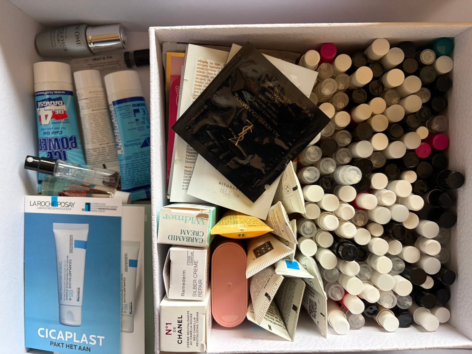 Doos parfum samples + verzorgings samples, Verzenden, Zo goed als nieuw