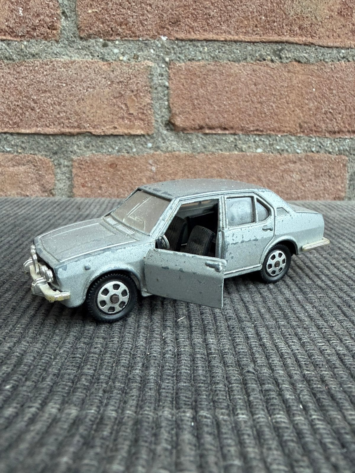 1:43 Mebetoys Alfa Romeo Alfetta **opknappertje**, Ophalen of Verzenden, Gebruikt, Auto, Overige merken