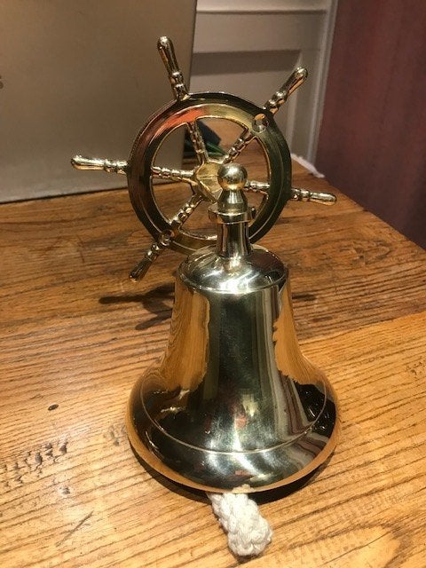 fraaie koperen scheepsbel met stuurwielhouder, Ophalen of Verzenden
