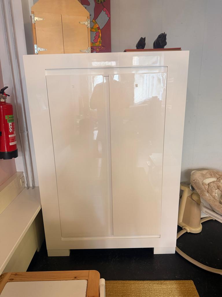 Witte hoogglans kast met twee deuren, Kinderen en Baby's, Kinderkamer | Commodes en Kasten, Ophalen, Zo goed als nieuw