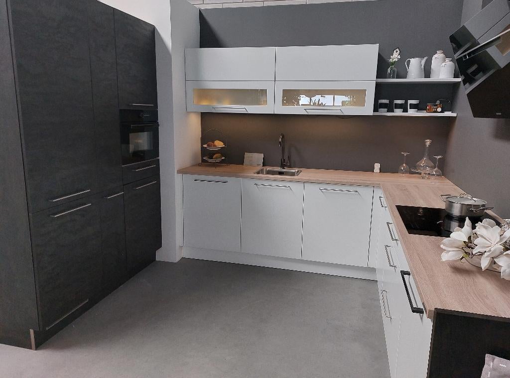 Nolte showroom-keuken, lak wit mat, glasdeur, zitbank eiken, Huis en Inrichting, Keuken | Complete keukens, Ophalen, Wit, Hoekkeuken