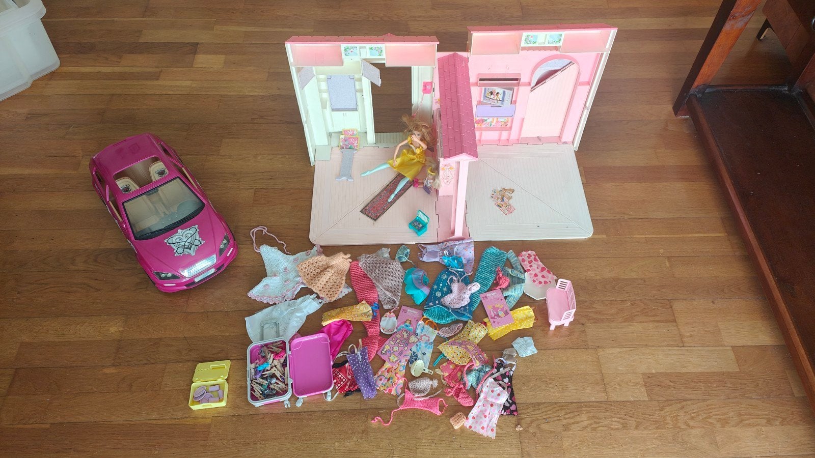 Barbie huis, auto en veel kleding, Ophalen of Verzenden, Gebruikt, Barbie