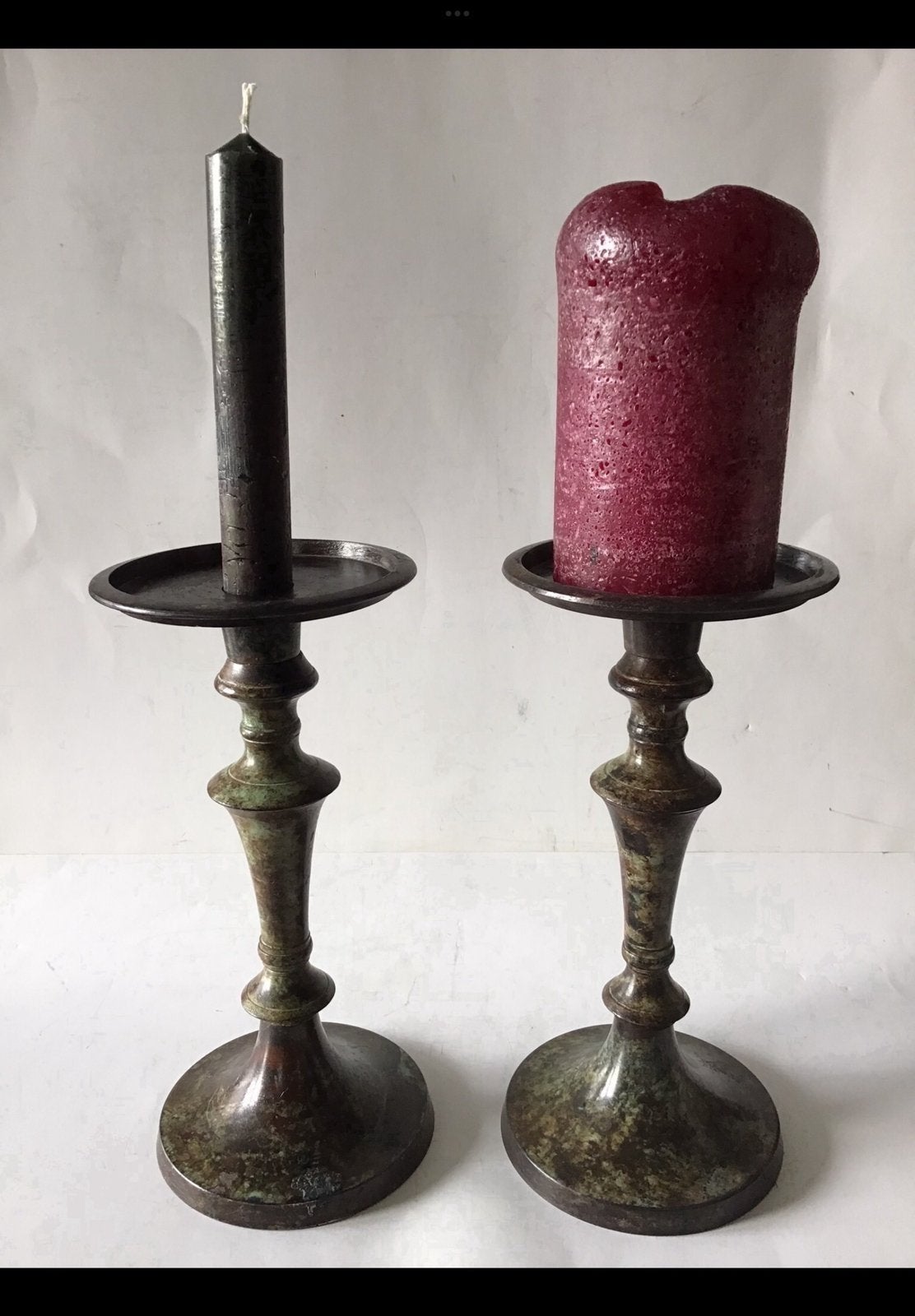 2 Identieke kaarsenkandelaars, van ijzer / metaal ong. 22 cm, Ophalen of Verzenden, Metaal, Kaars