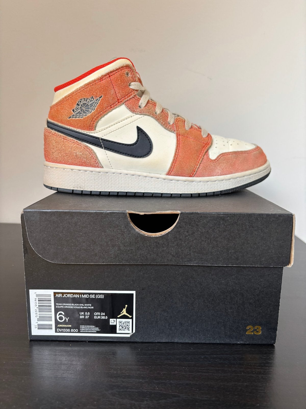 Air Jordan 1 Mid SE "Team Orange" - Maat 38.5 - sneakers, Ophalen, Oranje, Sneakers of Gympen, Zo goed als nieuw