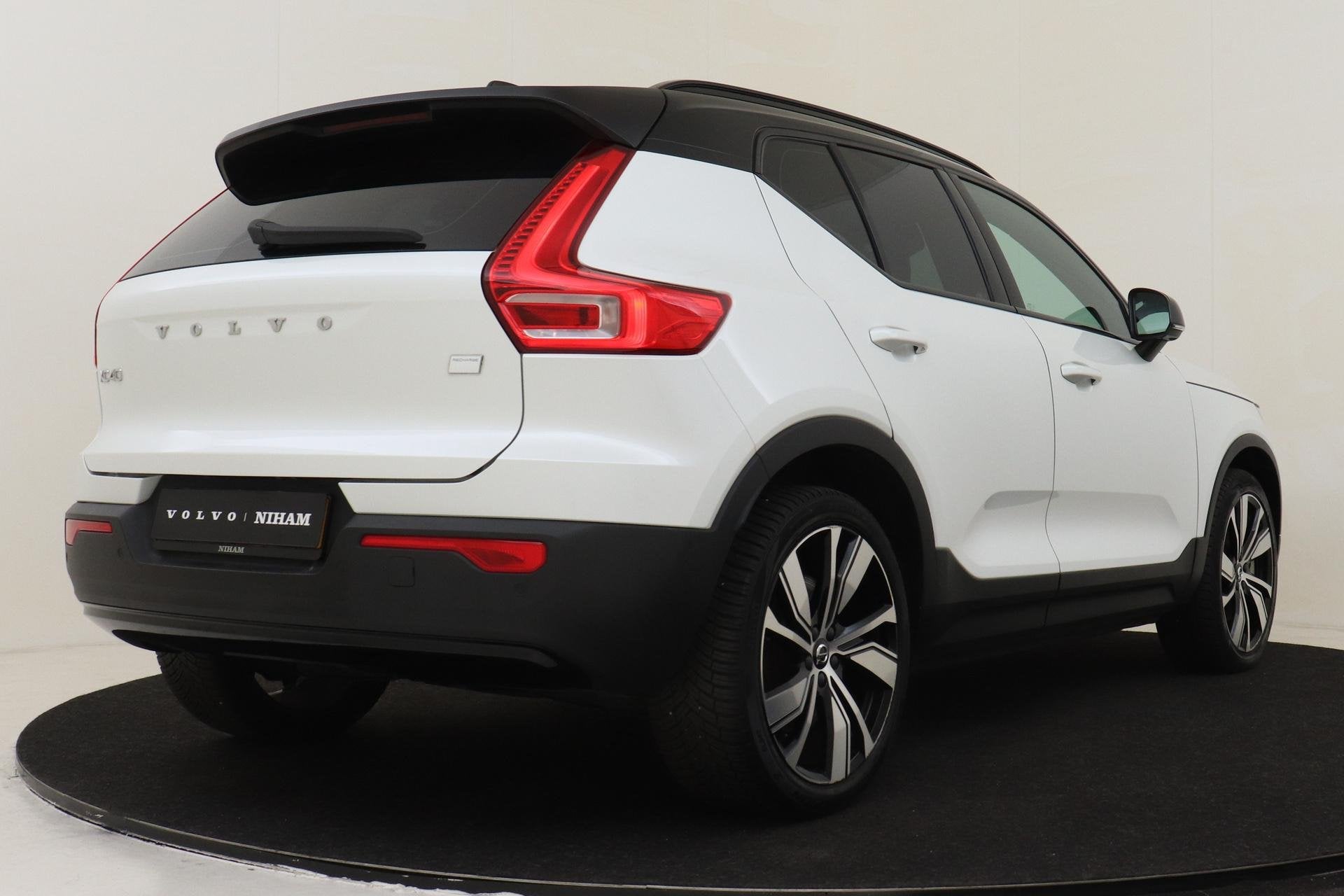Volvo XC40 RECHARGE PRO *FULL OPTIONS!* -PANO.DAK|HARMAN/KAR, Auto's, 12 maanden, 232 pk, Gebruikt, Wit