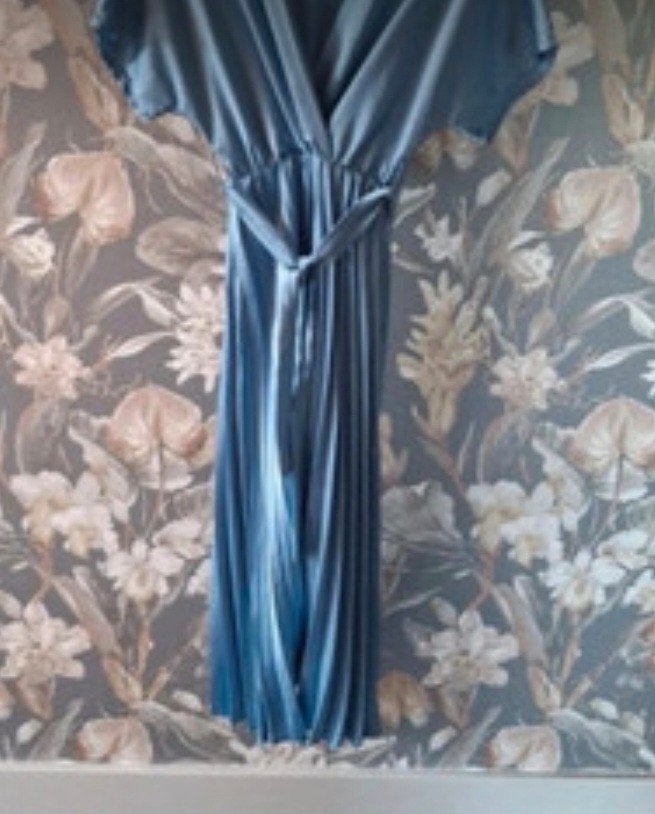 Mooie babyblauwe plissé jurk met ceintuur, maat 38/40, Maat 38/40 (M), Blauw, Ophalen of Verzenden, Zo goed als nieuw