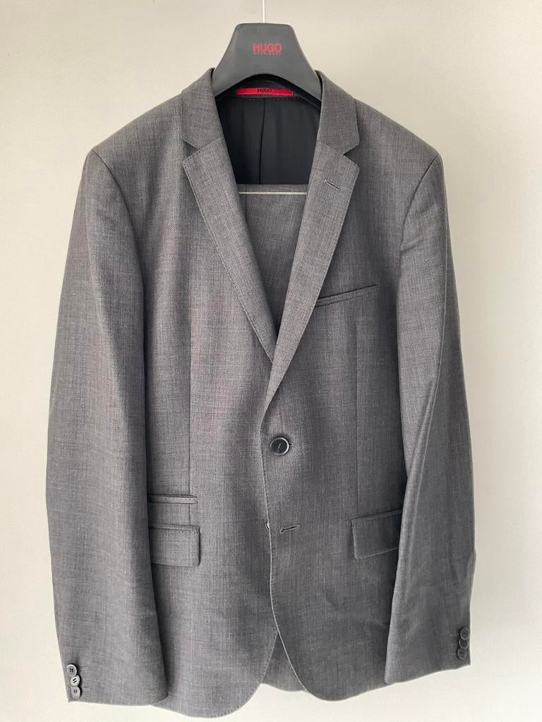 Modern HUGO Boss 2-delig kostuum, grijs, wol, mt 46, met tas, Ophalen of Verzenden, Zo goed als nieuw, Maat 46 (S) of kleiner