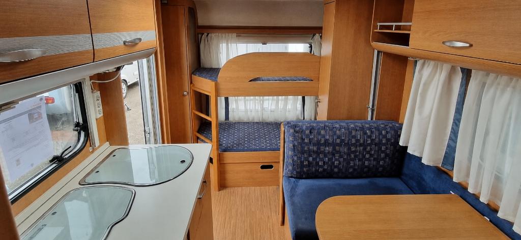 Knaus Sport 500 FDK familiecaravan met stapelbedden, Kachel, Treinzit, Particulier, Dwars-stapelbed