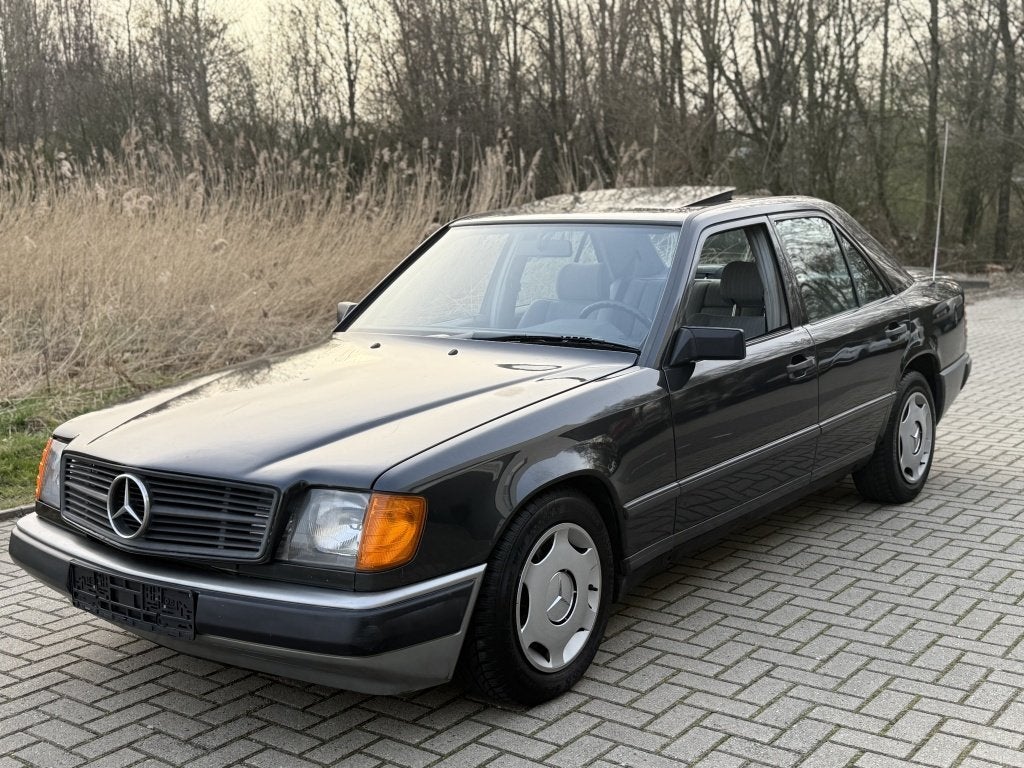 Mercedes-Benz E-Klasse 200-500 250D Oldtimer | CV | STOELVER, Auto's, Stof, Metallic lak, 2497 cc, Zwart