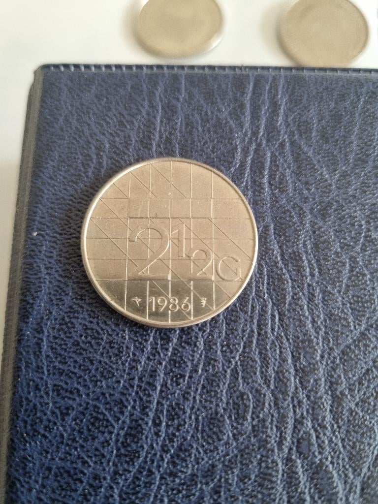 Nederland: een zeer nette nikkelen 2,5 gulden munt uit 1986., Verzenden, Koningin Beatrix, 2½ gulden, Losse munt