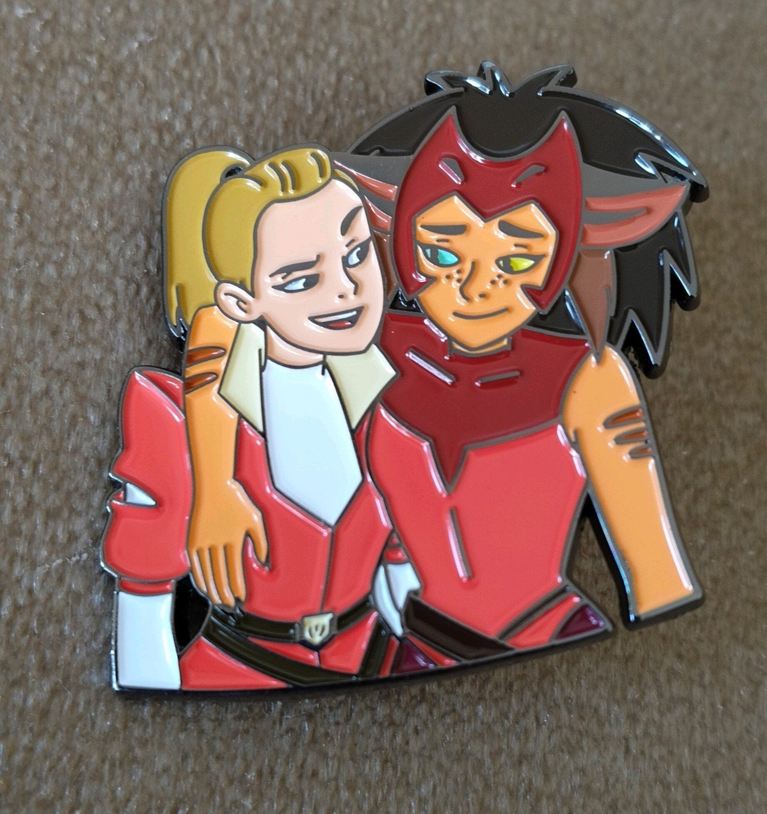 NIEUW*SHE-RA EN CATRA PIN*MINI BROCHE, Verzamelen, Verzenden, Nieuw, Figuurtje, Speldje of Pin