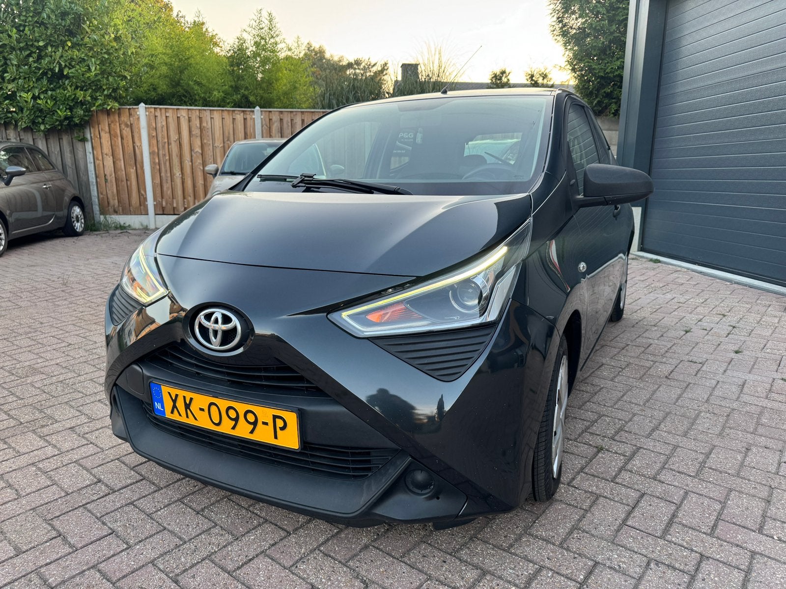 Toyota Aygo 1.0 Vvt-i 72pk 5D 2019  cruise /airco bluetooth, Auto's, Voorwielaandrijving, Stof, Metallic lak, Met garantie (alle)