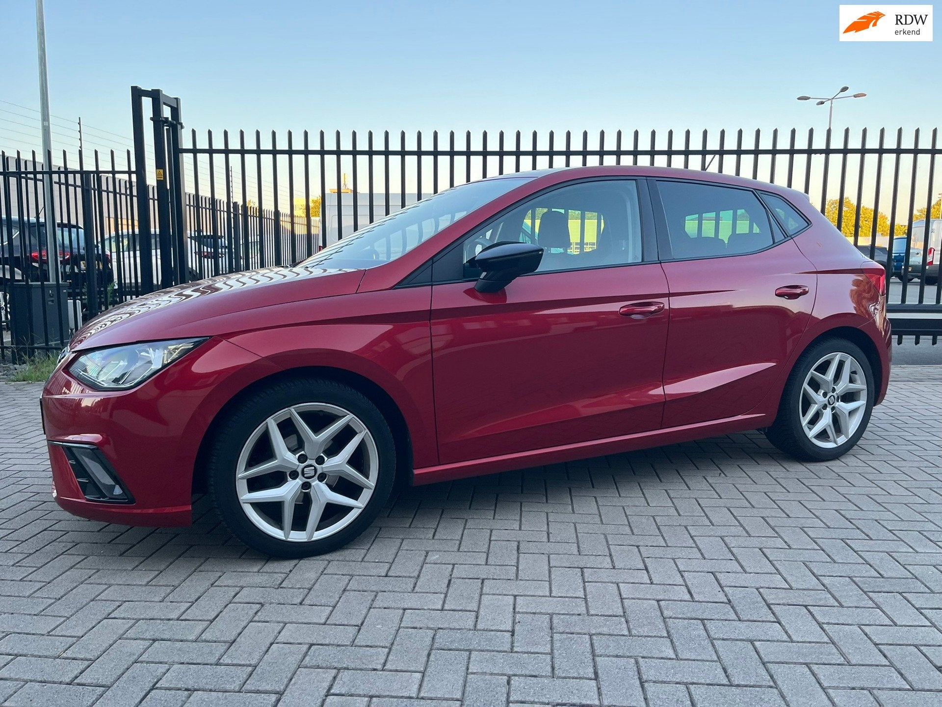 SEAT Ibiza 1.0 TSI FR Business Intense Vol Opties Topstaat, Dealer onderhouden, Stof, Zwart, 95 pk
