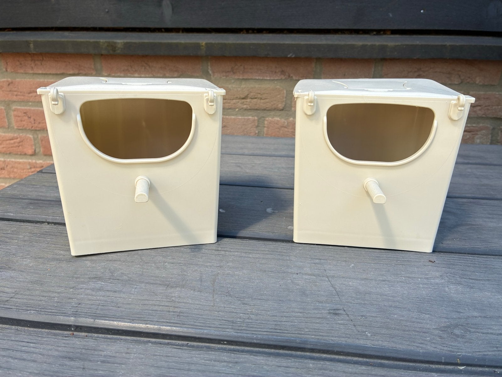 Twee stuks kunststof nestkast, Dieren en Toebehoren, Vogels | Toebehoren, Ophalen of Verzenden, Zo goed als nieuw, Kooi-accessoires