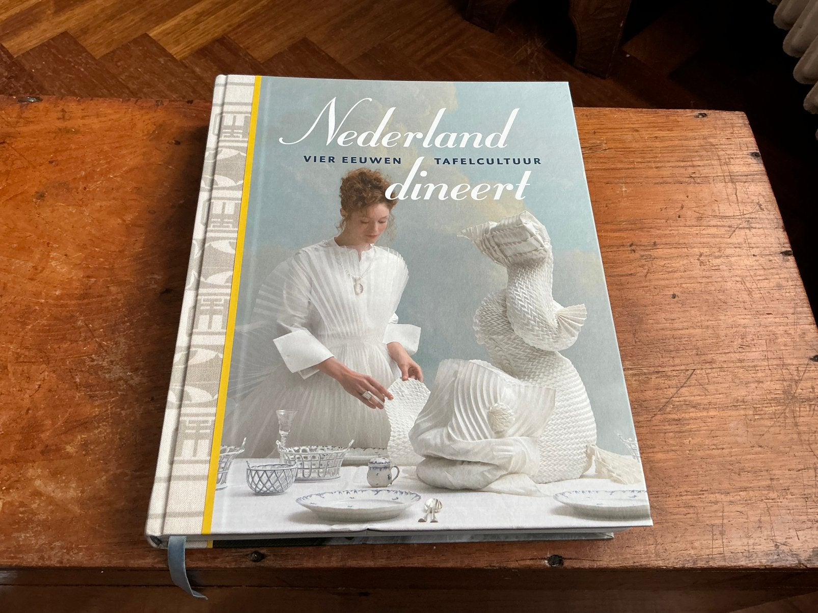 Nederland dineert, vier eeuwen tafelcultuur, Ophalen of Verzenden, Zo goed als nieuw