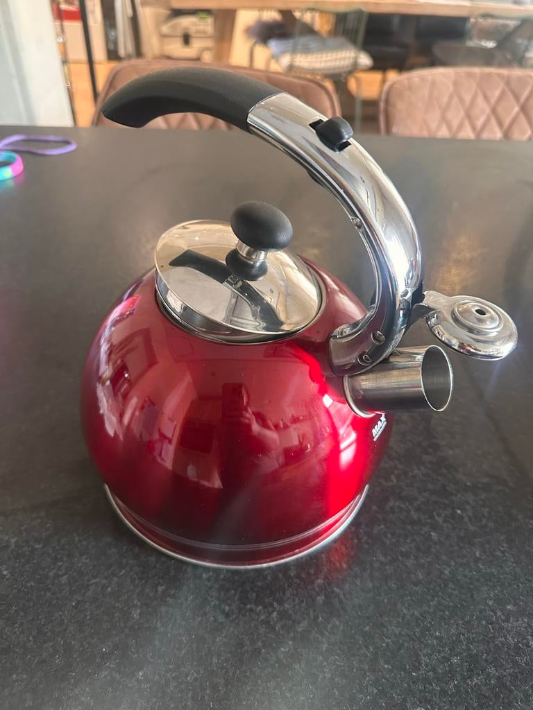 Rode fluitketel - Le Chef - weinig gebruikt, Huis en Inrichting, Ophalen of Verzenden, Zo goed als nieuw