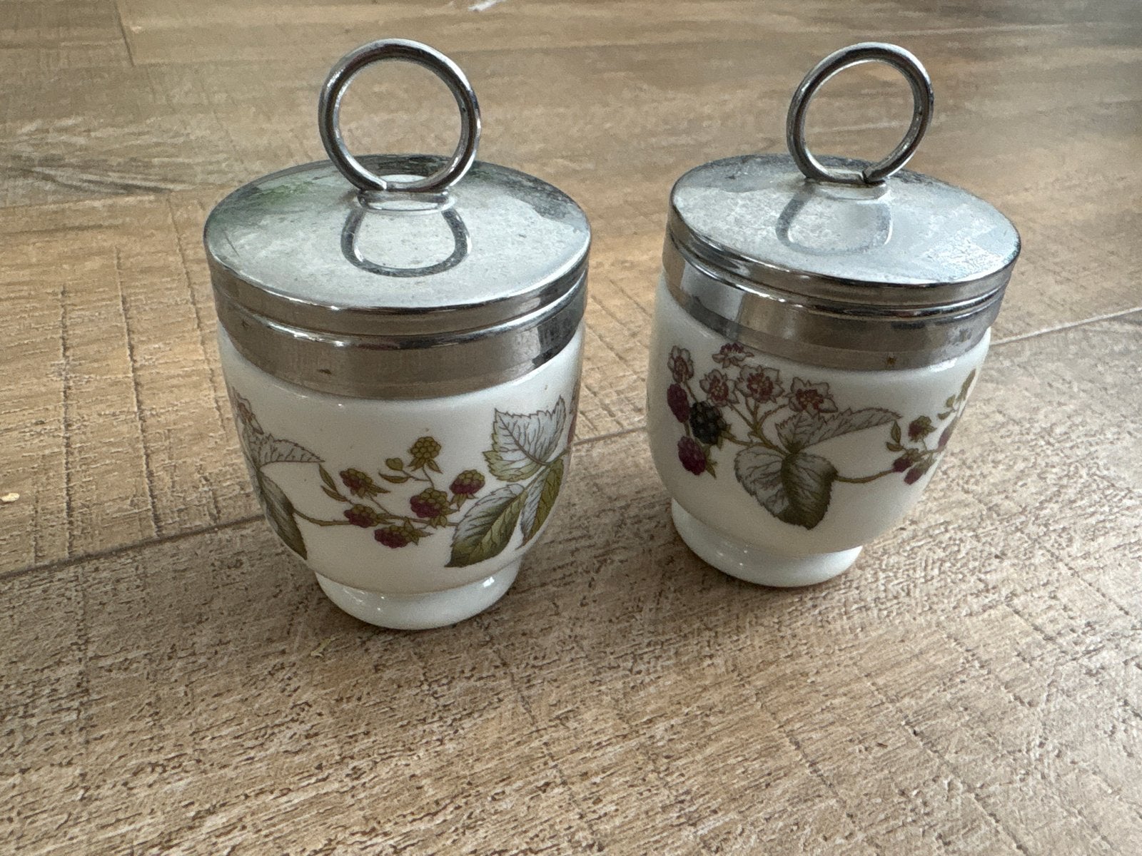 Set van 2 Royal Worcester eierdopjes met bessenmotief, Ophalen