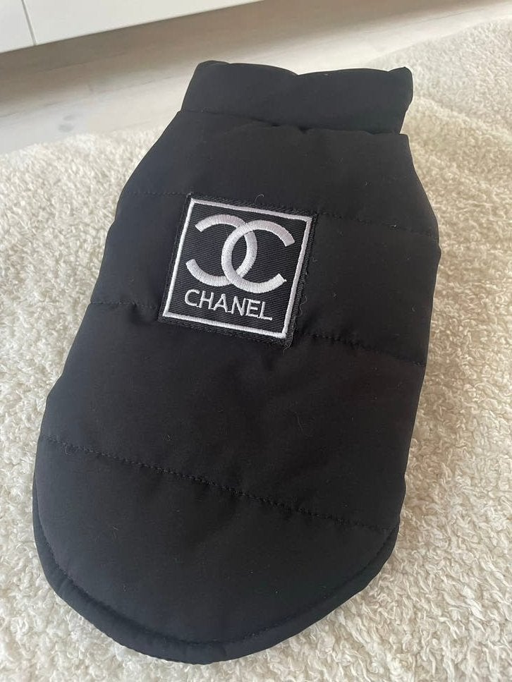Zwart-wit hondenjasje met Chanel-logo – Maat XS, Dieren en Toebehoren, Ophalen of Verzenden, Nieuw, Hondenjas