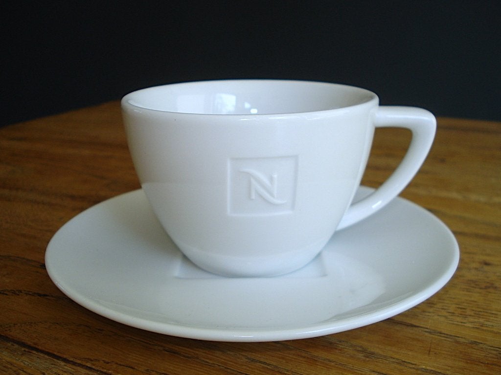 1 Nespresso koffie kop en schotel - 200 ml, Huis en Inrichting, Keuken | Servies, Ophalen of Verzenden, Zo goed als nieuw, Overige stijlen