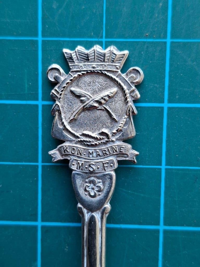 lepeltje. Koninklijke Marine met embleem twee veren M.S.  F., Ophalen of Verzenden, Marine, Nederland, Embleem of Badge