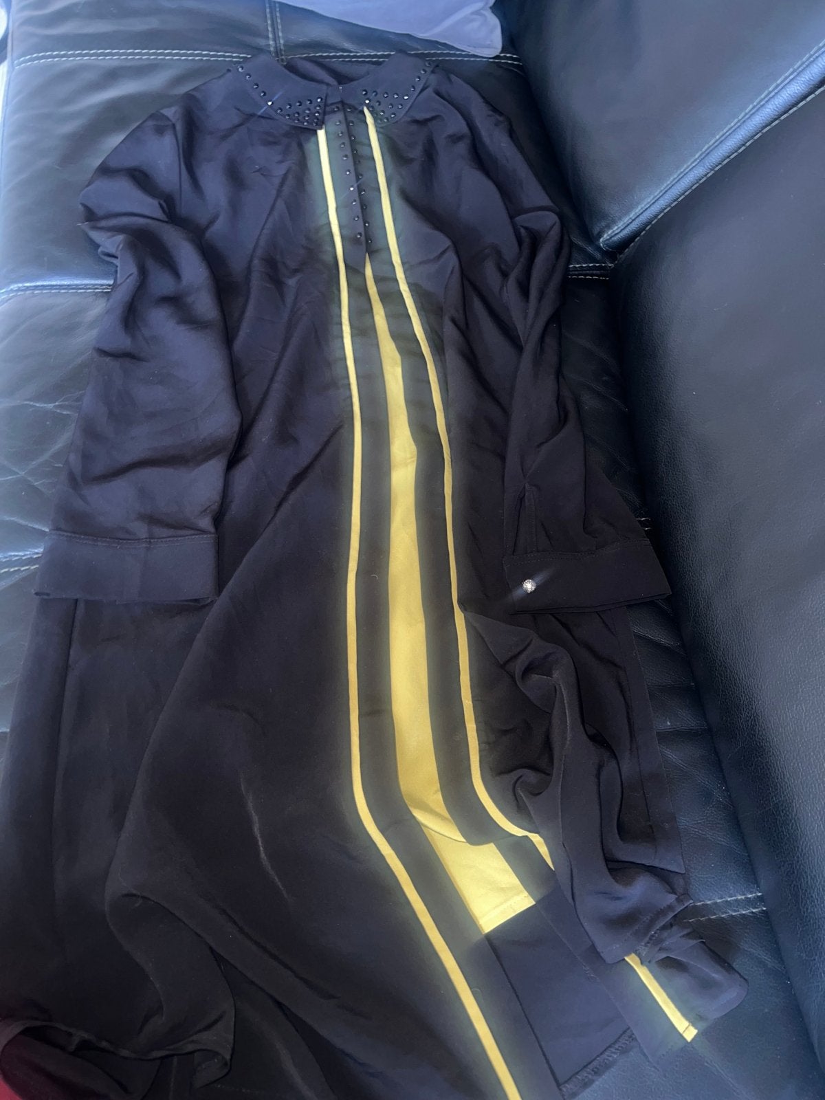 Zwarte Abaya met Gouden Strepen en Kraagdetails, Zwart, Zo goed als nieuw, Onder de knie, Ophalen