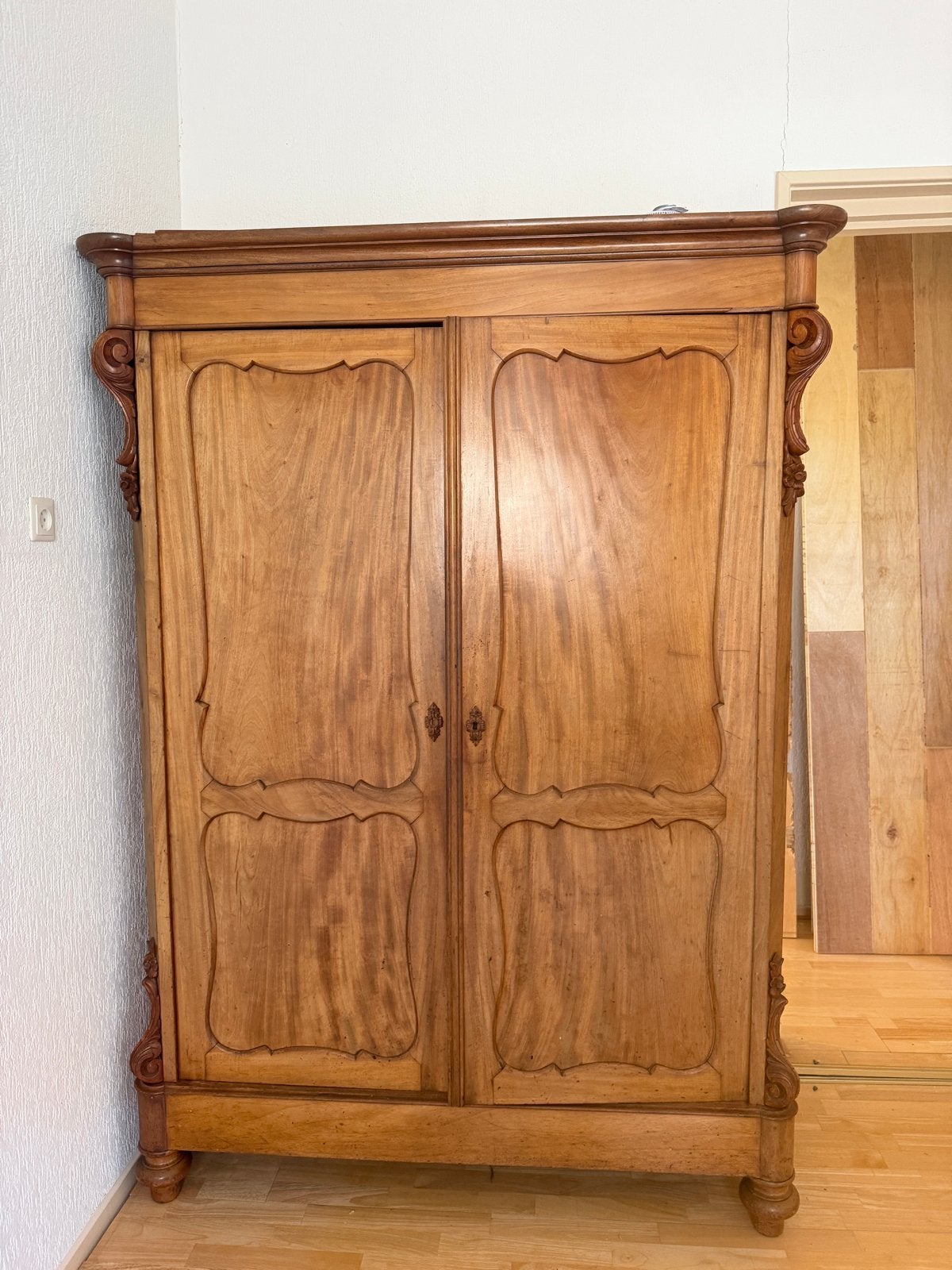 Antieke linnenkast van massief hout, Ophalen