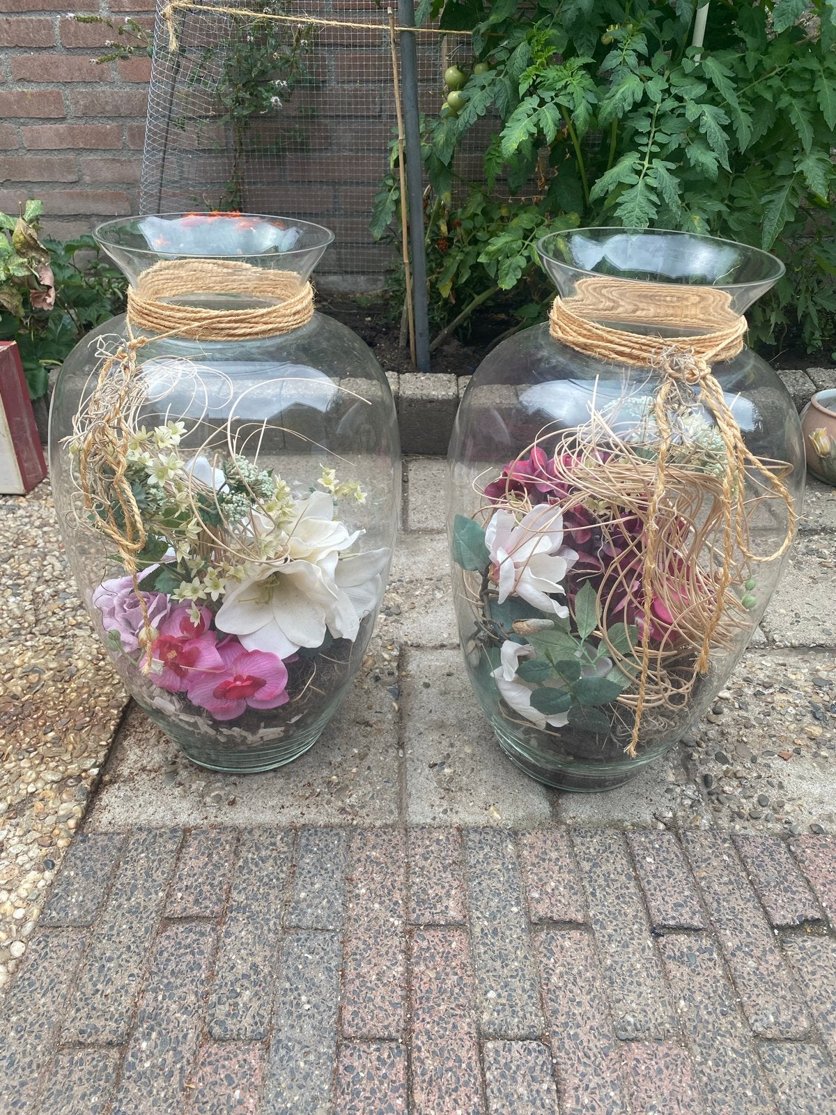 Grote glazen vazen met decoratie (set van 2), Ophalen, Gebruikt, Transparant, Inclusief decoratie