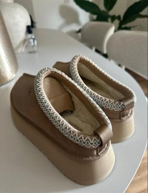 Ugg Tazz II - Comfortabele suède plateauzool, Ophalen of Verzenden, Zo goed als nieuw, Bruin, Pantoffels of Sloffen