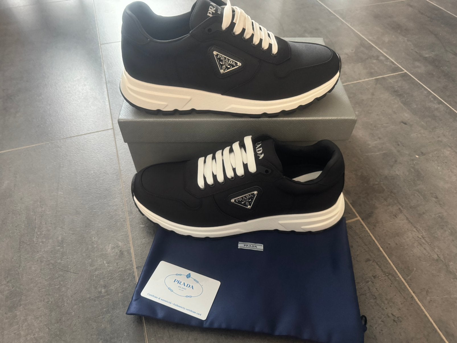 Prada schoenen, Ophalen of Verzenden, Zo goed als nieuw, Zwart