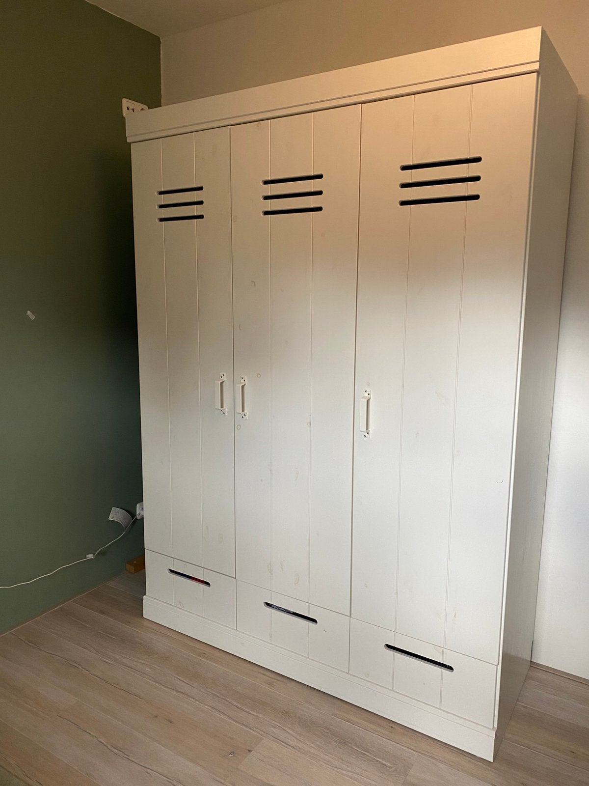 Kledingkast 3-deurs WOOOD, Huis en Inrichting, Ophalen, 100 tot 150 cm, 150 tot 200 cm, 50 tot 75 cm