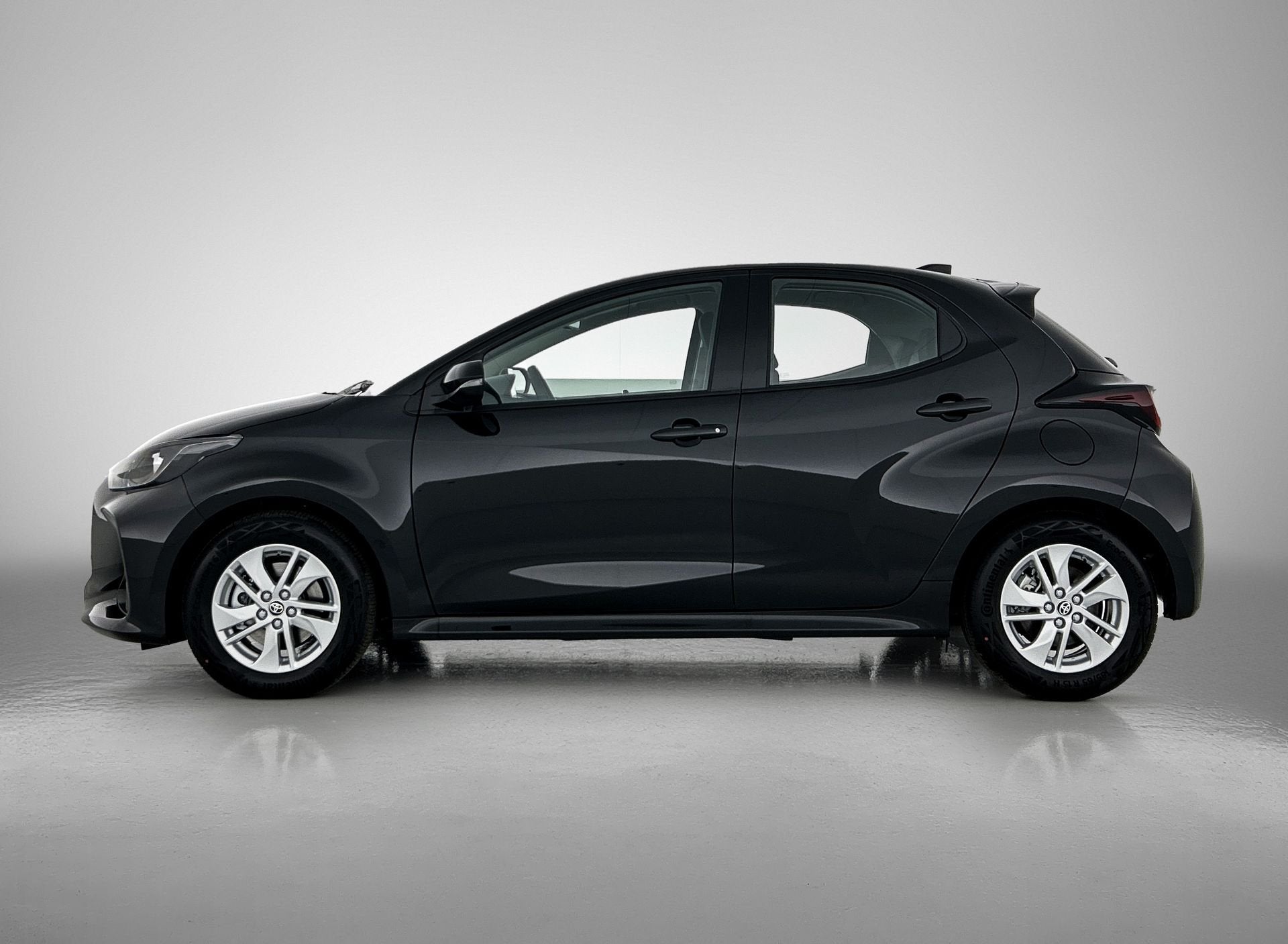 Toyota Yaris 1.5 Hybrid 115 Active (bj 2025, automaat), 12 maanden, Euro 6, Zwart, Bedrijf