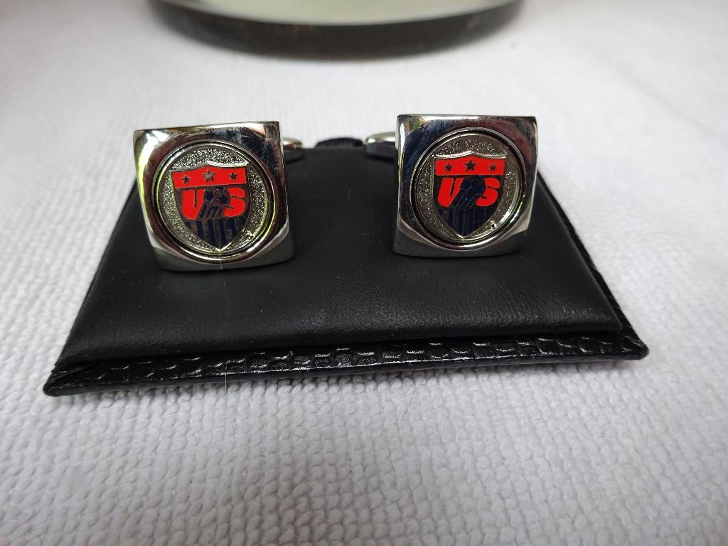 Zilverkleurige manchetknopen schild met VS Soccer, Sieraden, Tassen en Uiterlijk, Manchetknopen, Verzenden, Zo goed als nieuw