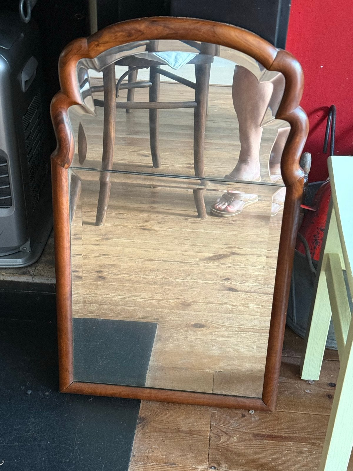 Antieke spiegel met sierlijke houten lijst, Ophalen of Verzenden, Overige vormen, 50 tot 100 cm, 100 tot 150 cm
